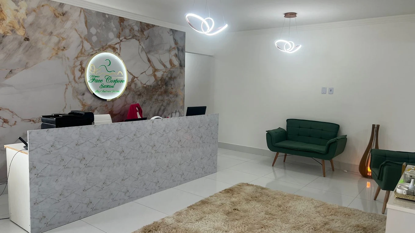 Área de espera da Face Corpore com sofás verdes