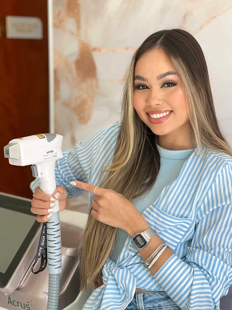 Profissional da Face Corpore com equipamento de depilação a laser