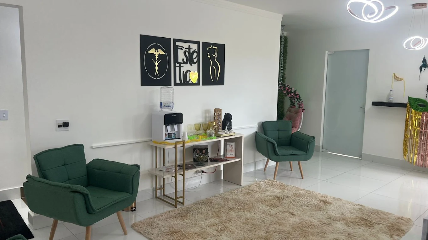 Sala de espera da Face Corpore com poltronas verdes